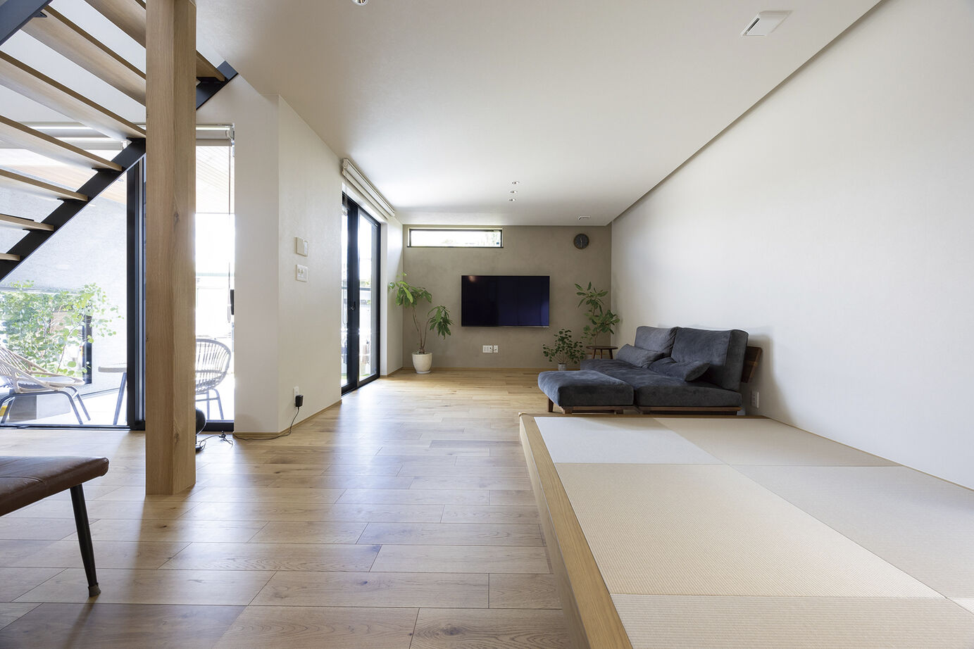 アイ工務店 【延床39.8坪/家事動線/吹抜/テラス】センチ単位の自由設計で、実用性とデザインが両立した住まいにの建築実例画像8