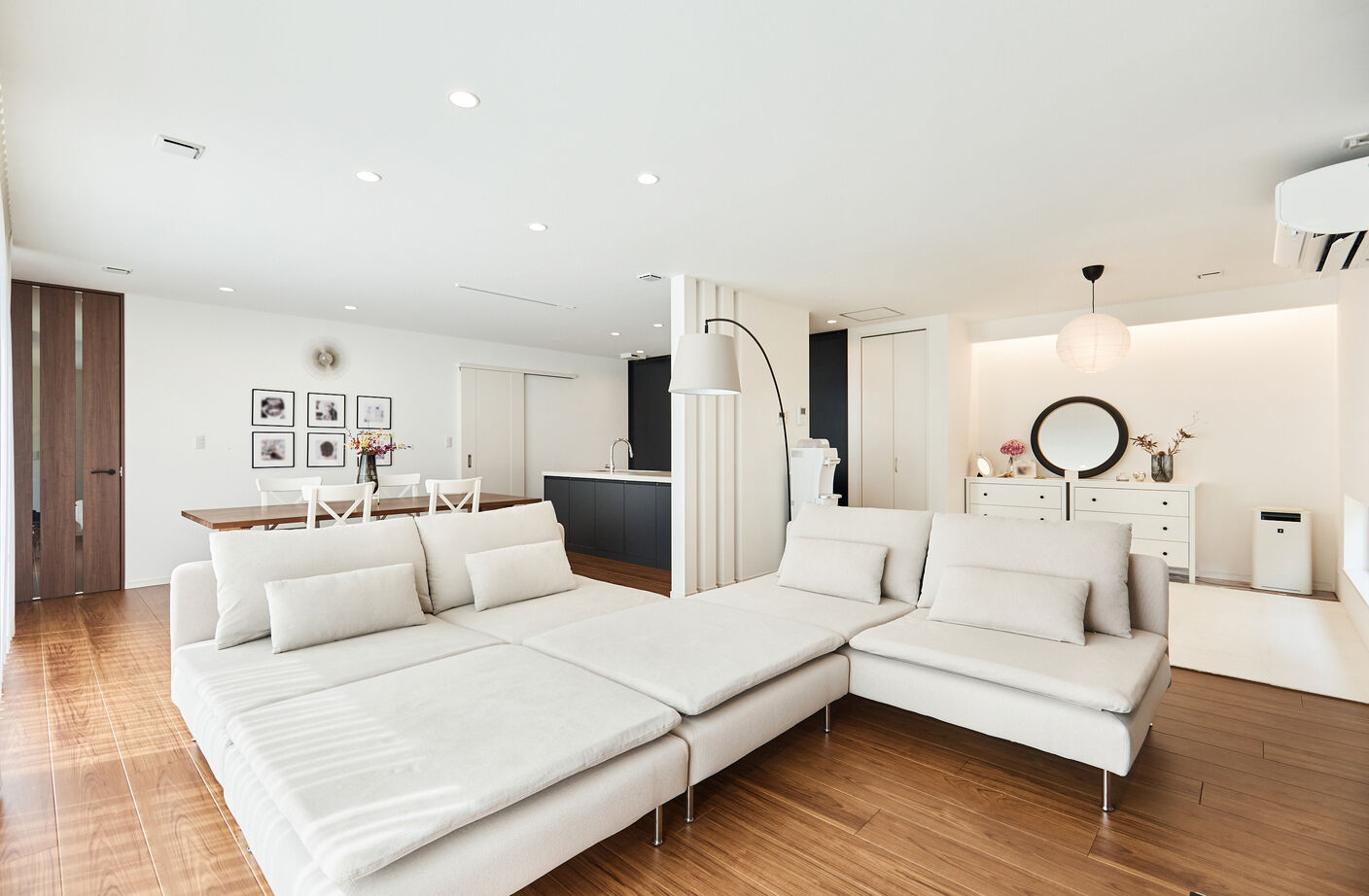 アイ工務店 【石川県/インナーガレージ/間取り図有】ホームパーティーが充実するLDKと、インナーガレージで趣味を満喫の建築実例画像2