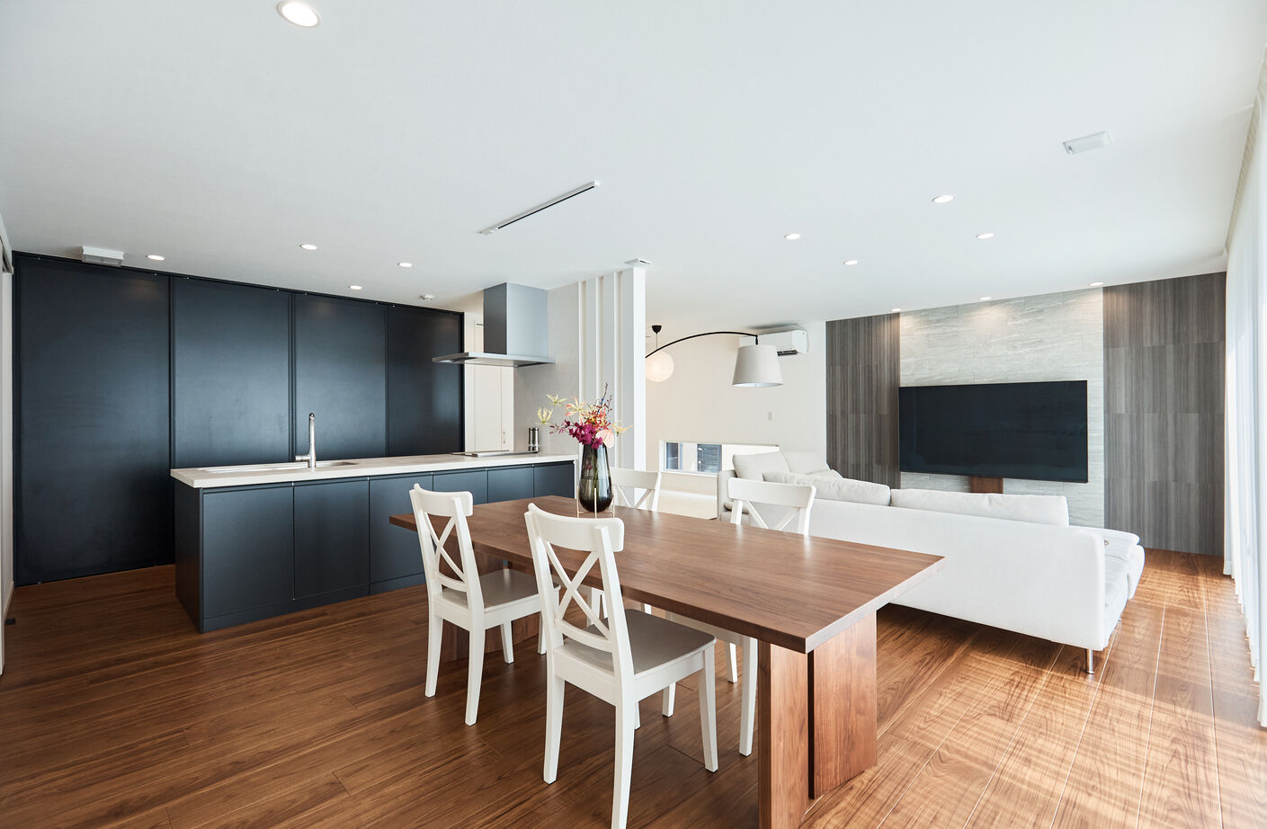 アイ工務店 【石川県/インナーガレージ/間取り図有】ホームパーティーが充実するLDKと、インナーガレージで趣味を満喫の建築実例画像3