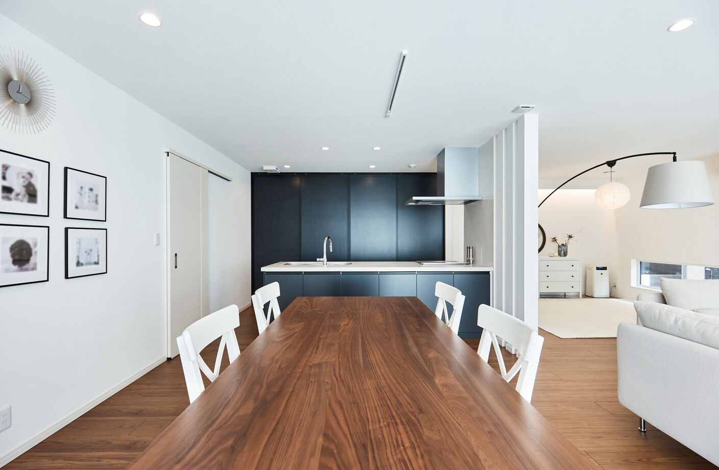 アイ工務店 【石川県/インナーガレージ/間取り図有】ホームパーティーが充実するLDKと、インナーガレージで趣味を満喫の建築実例画像4