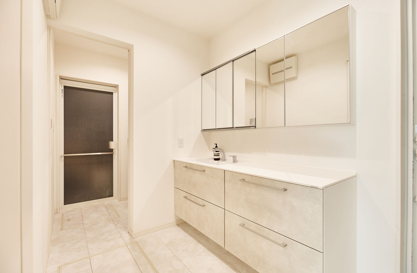 アイ工務店 【石川県/インナーガレージ/間取り図有】ホームパーティーが充実するLDKと、インナーガレージで趣味を満喫の建築実例画像10