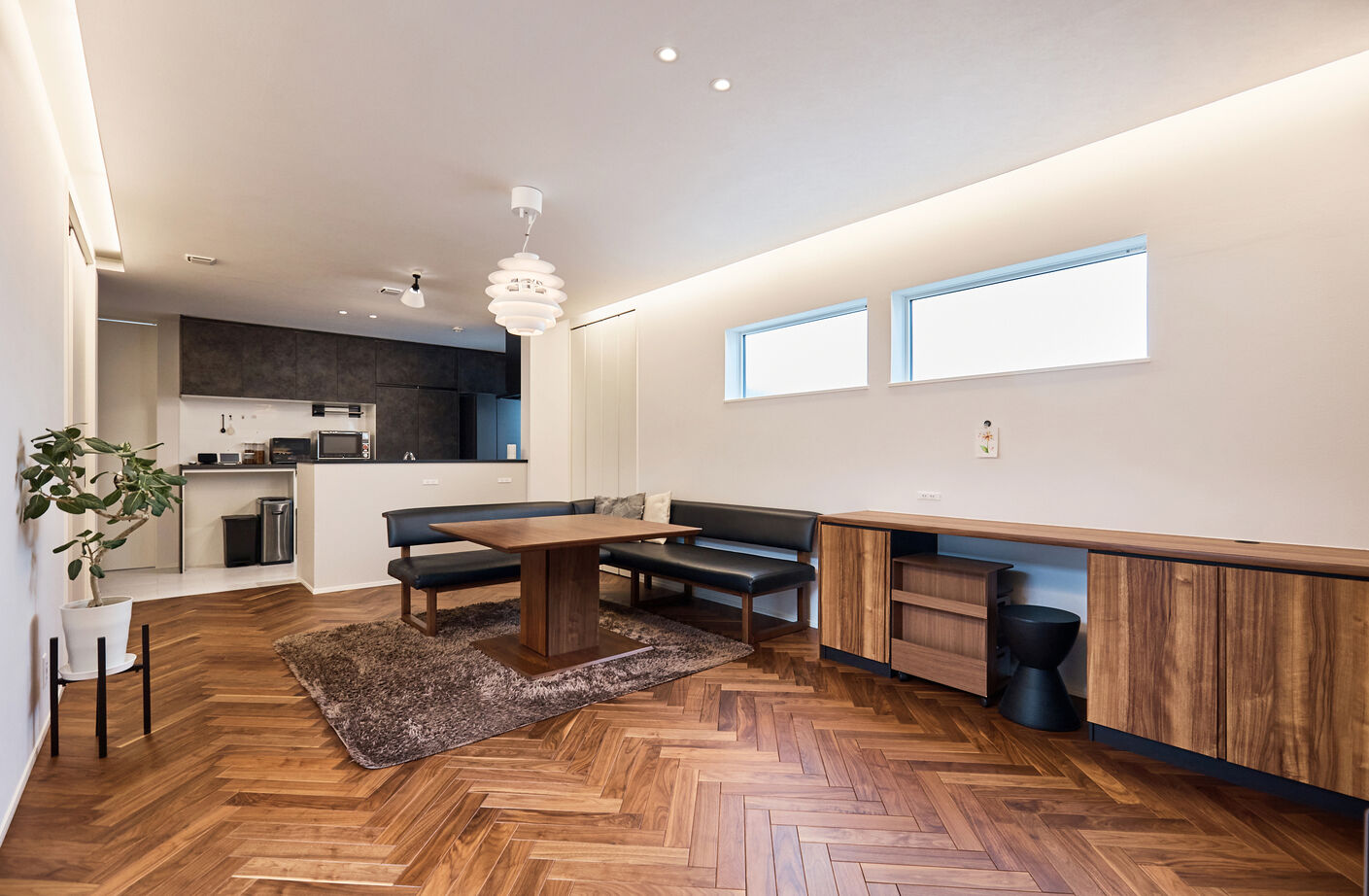 アイ工務店 【石川県/二世帯住宅/間取り図有】ヘリンボーンの床がお洒落なLDKに家族が自然と集う、二世帯住宅の建築実例画像2