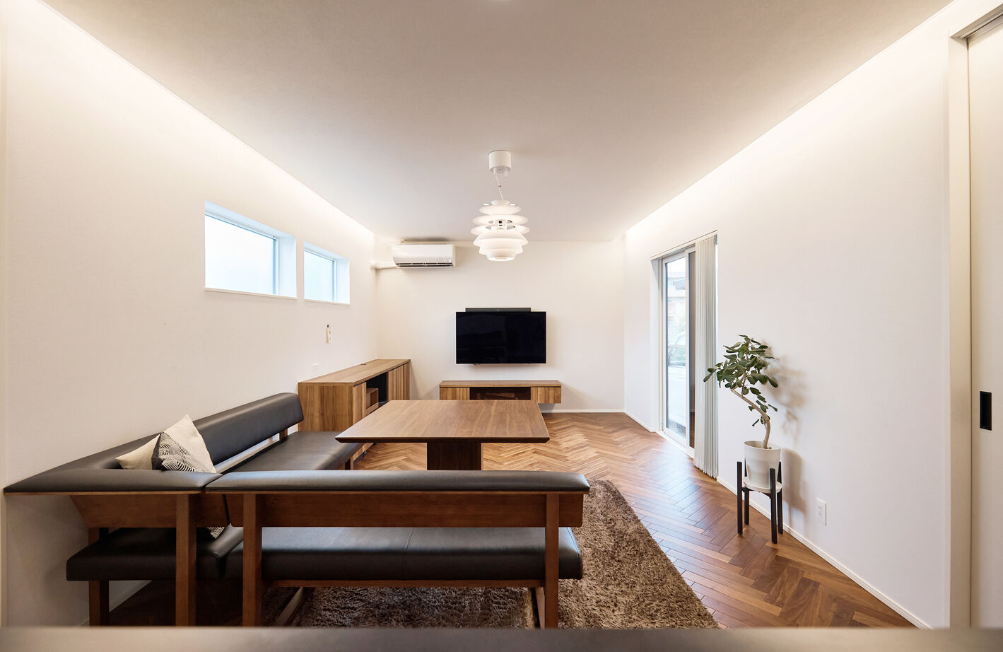 アイ工務店 【石川県/二世帯住宅/間取り図有】ヘリンボーンの床がお洒落なLDKに家族が自然と集う、二世帯住宅の建築実例画像3