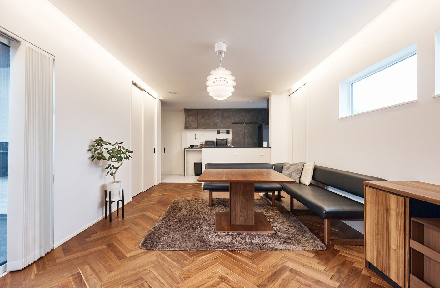 アイ工務店 【石川県/二世帯住宅/間取り図有】ヘリンボーンの床がお洒落なLDKに家族が自然と集う、二世帯住宅の建築実例画像4