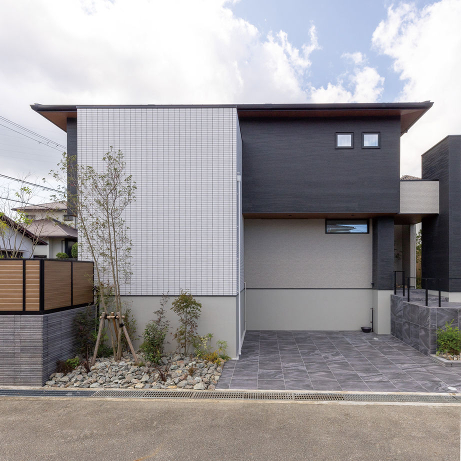 アイ工務店 【兵庫県宝塚市/4000万円台】開放感と快適な生活動線が心地よい、スタイリッシュモダンの住まいの建築実例画像1