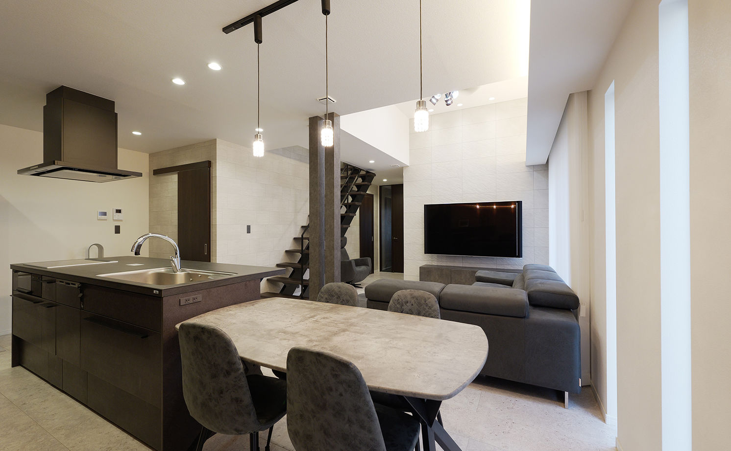 アイ工務店 【奈良県/2000万円台/インナーガレージ】広いキッチンに回遊動線など、利便性も備えたホテルライクの住まいの建築実例画像2