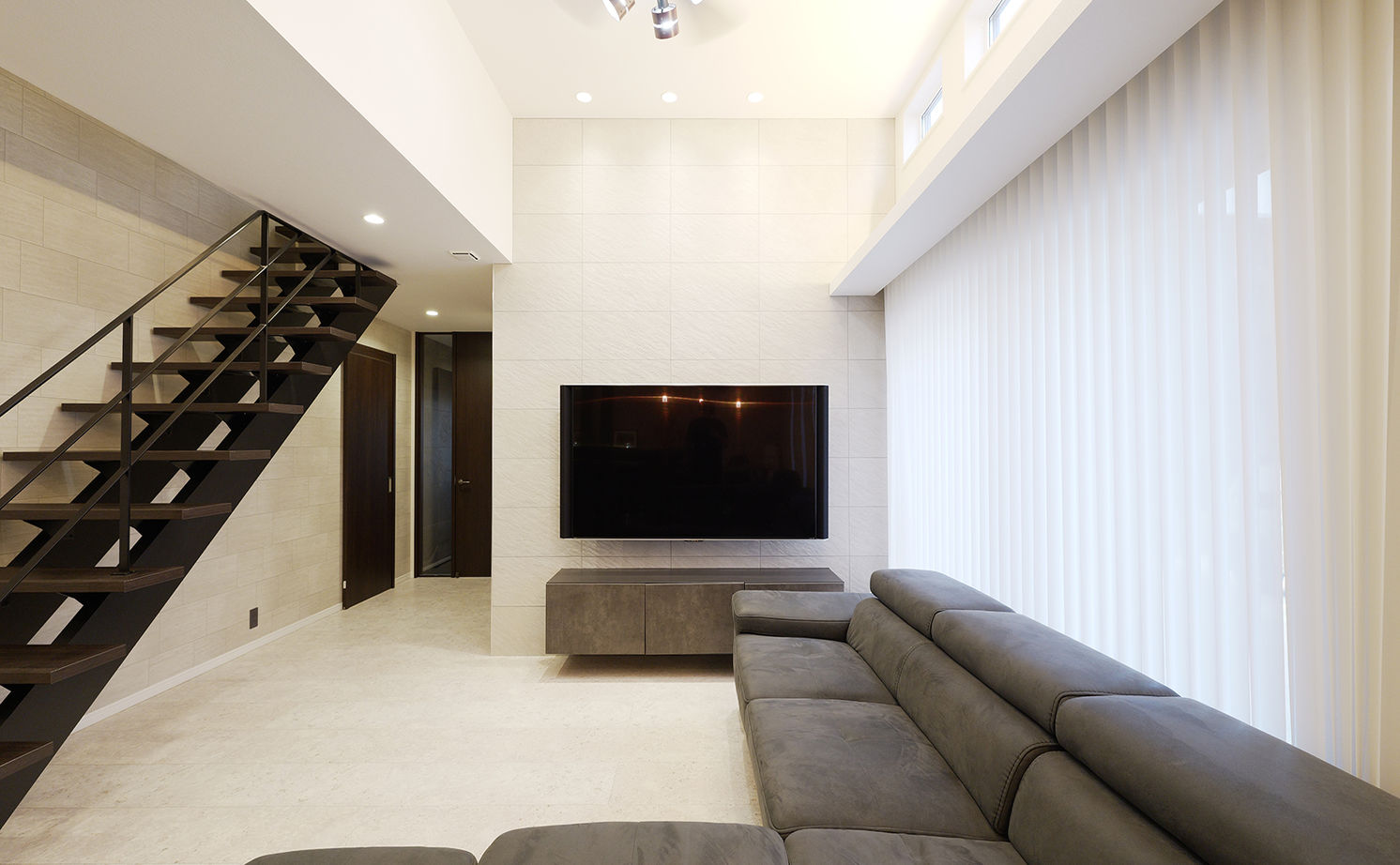 アイ工務店 【奈良県/2000万円台/インナーガレージ】広いキッチンに回遊動線など、利便性も備えたホテルライクの住まいの建築実例画像3