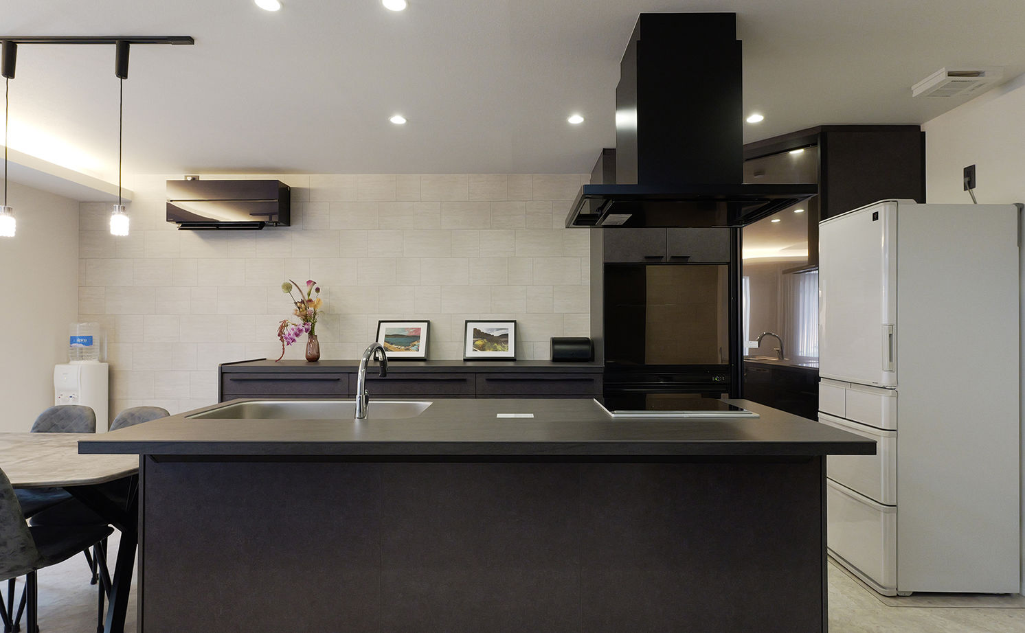 アイ工務店 【奈良県/2000万円台/インナーガレージ】広いキッチンに回遊動線など、利便性も備えたホテルライクの住まいの建築実例画像4