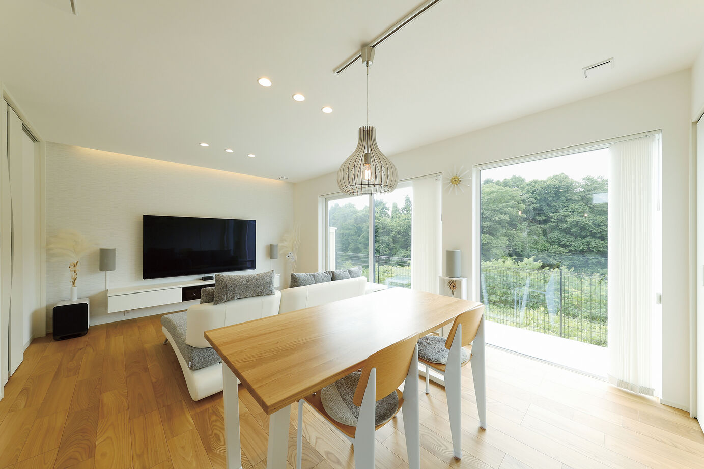 アイ工務店 【宮城県/2000万円台/快適導線】緑豊かな環境を活かす。四季の絶景を愉しむリビングとテラスのある家の建築実例画像2