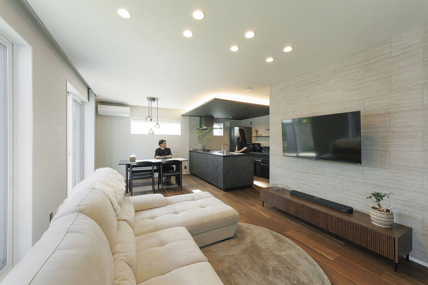 アイ工務店 【延床35.5坪／回遊動線／収納充実／間取図】シックでハイグレードな素材・設備を散りばめた住まいの建築実例画像1