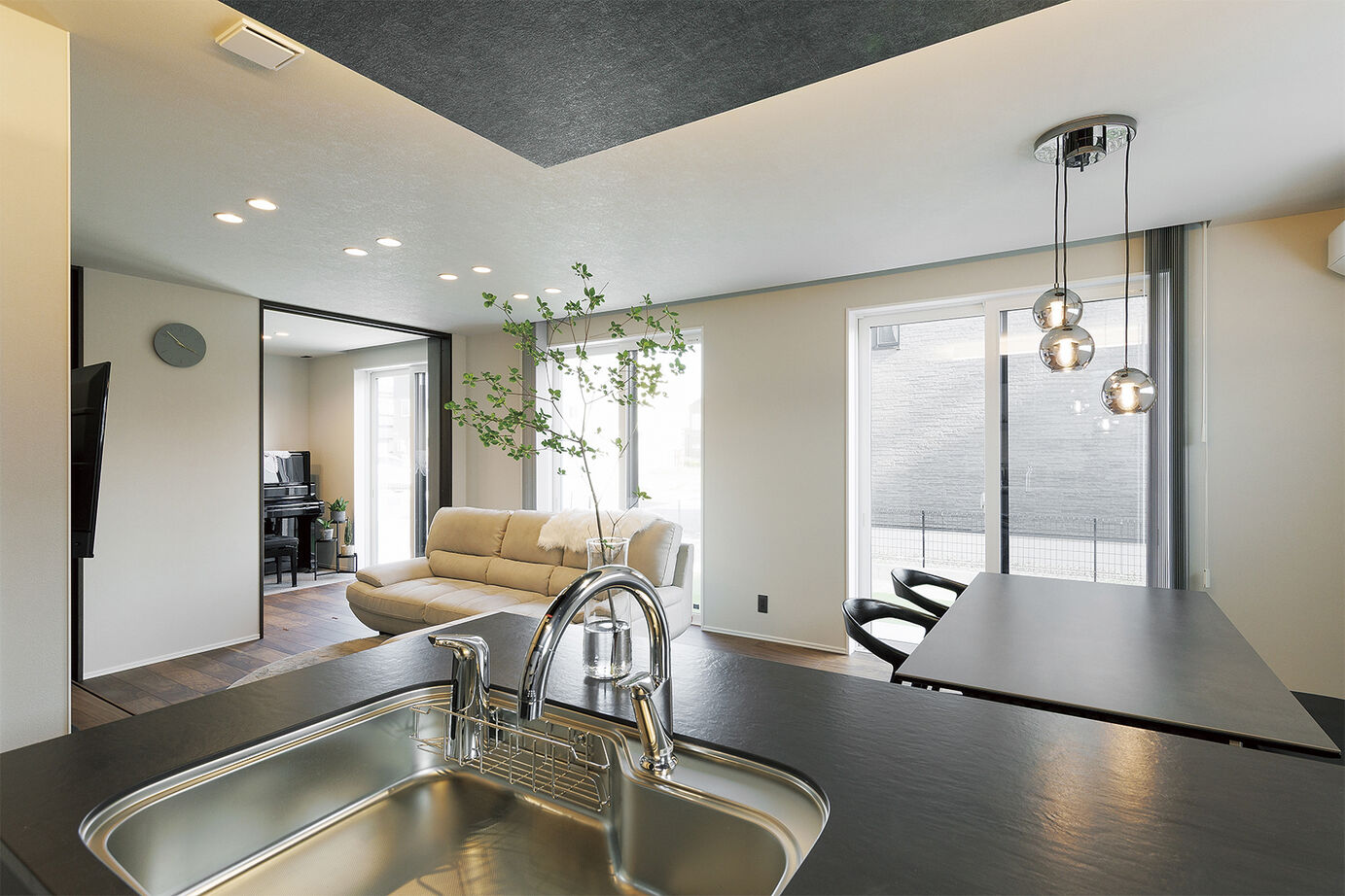 アイ工務店 【延床35.5坪／回遊動線／収納充実／間取図】シックでハイグレードな素材・設備を散りばめた住まいの建築実例画像5