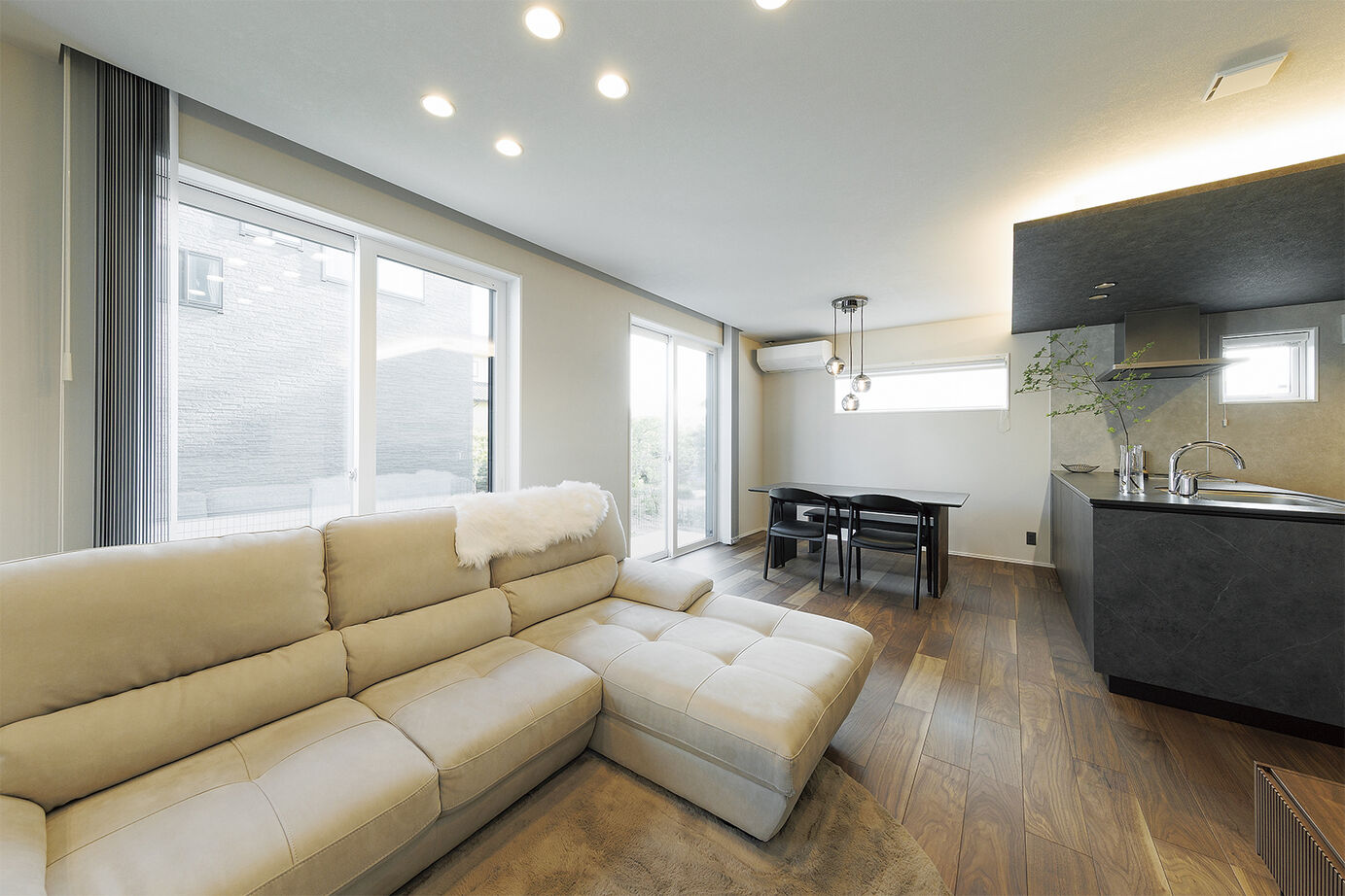 アイ工務店 【延床35.5坪／回遊動線／収納充実／間取図】シックでハイグレードな素材・設備を散りばめた住まいの建築実例画像6