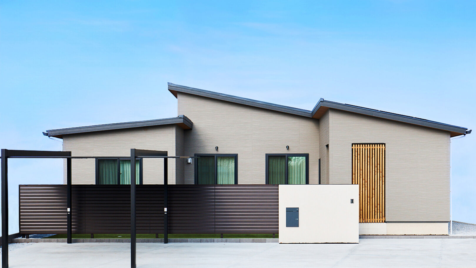 アイ工務店 【平屋／回遊動線／ヌック】家族が自然に集まるリビング。中庭が中心の、コの字型平屋住宅の建築実例画像1