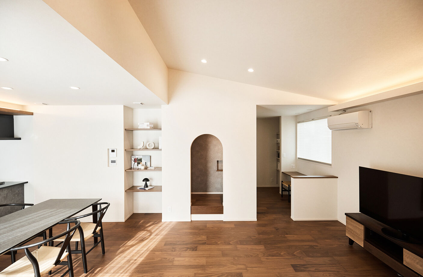 アイ工務店 【平屋／回遊動線／ヌック】家族が自然に集まるリビング。中庭が中心の、コの字型平屋住宅の建築実例画像2