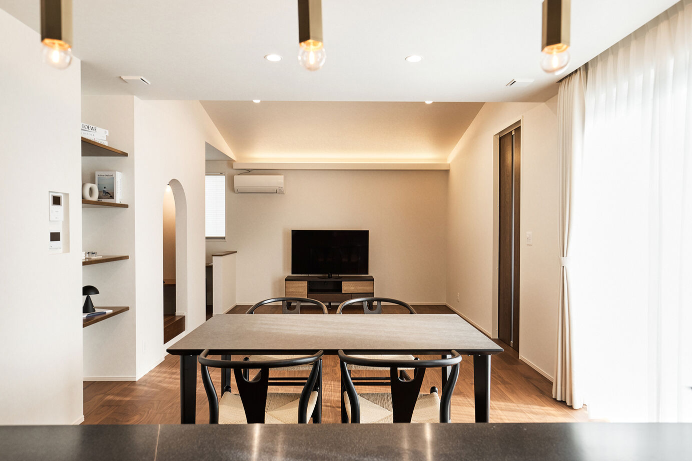 アイ工務店 【平屋／回遊動線／ヌック】家族が自然に集まるリビング。中庭が中心の、コの字型平屋住宅の建築実例画像3