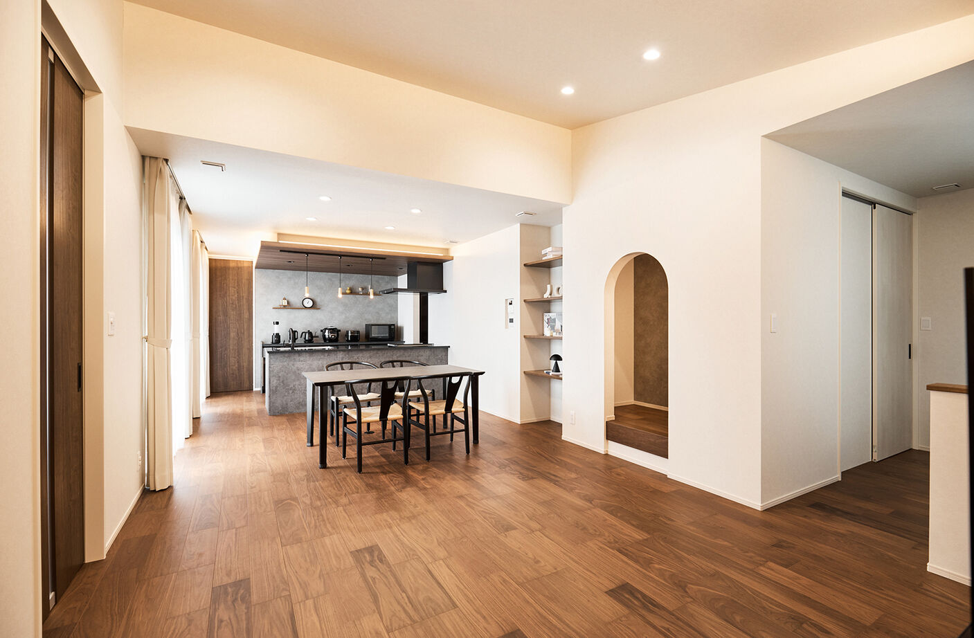 アイ工務店 【平屋／回遊動線／ヌック】家族が自然に集まるリビング。中庭が中心の、コの字型平屋住宅の建築実例画像4