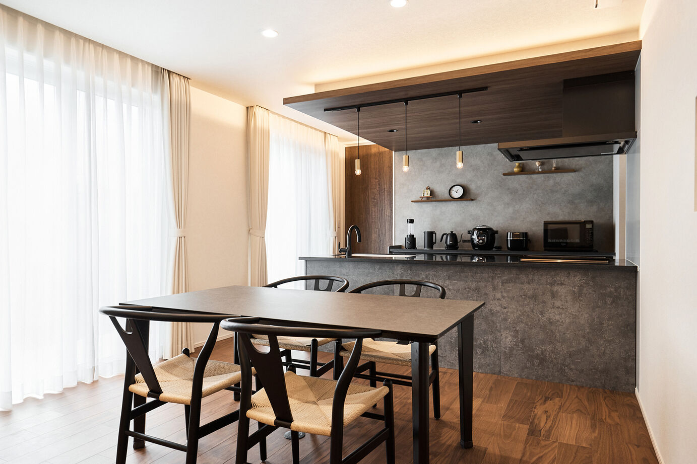 アイ工務店 【平屋／回遊動線／ヌック】家族が自然に集まるリビング。中庭が中心の、コの字型平屋住宅の建築実例画像6