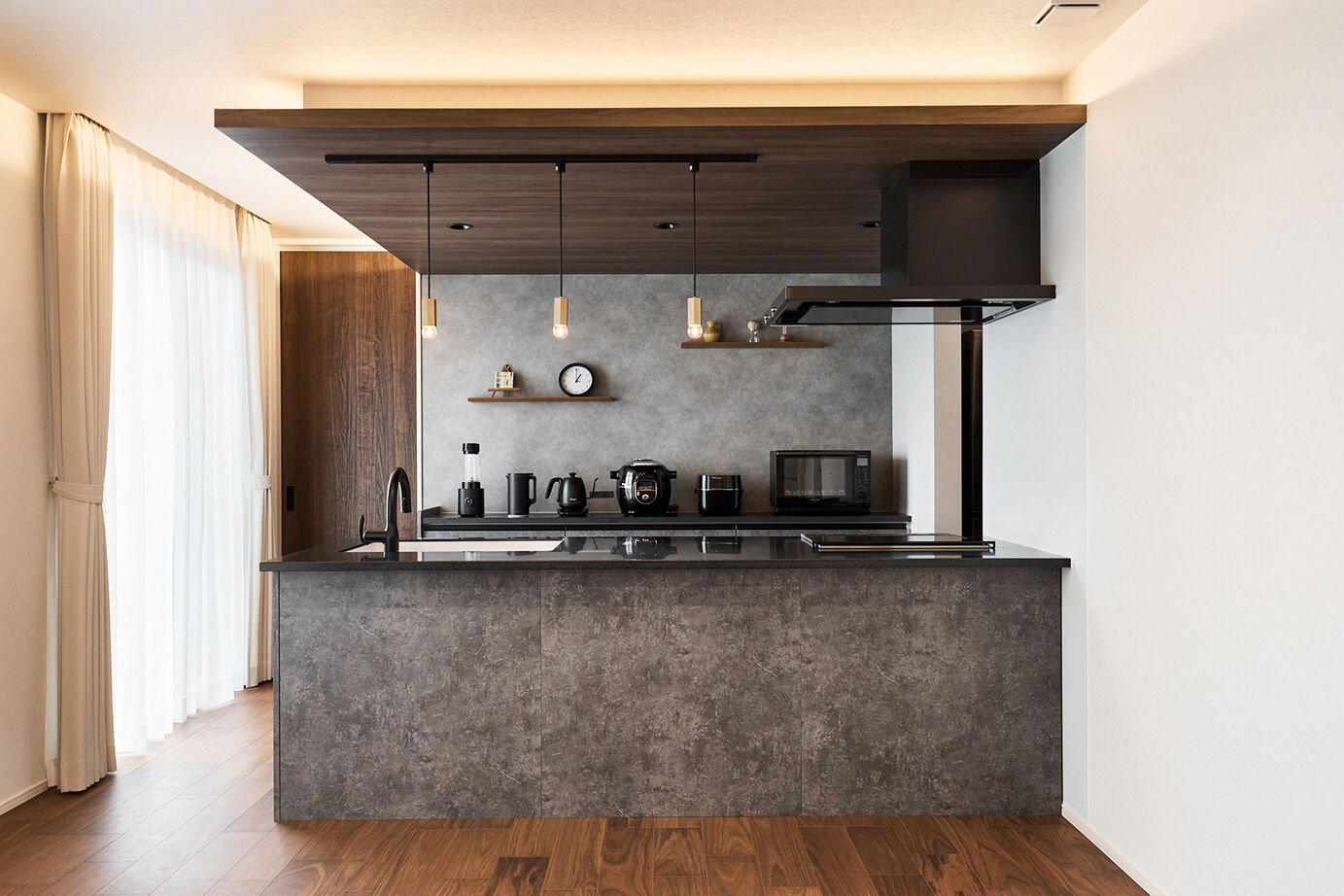 アイ工務店 【平屋／回遊動線／ヌック】家族が自然に集まるリビング。中庭が中心の、コの字型平屋住宅の建築実例画像7