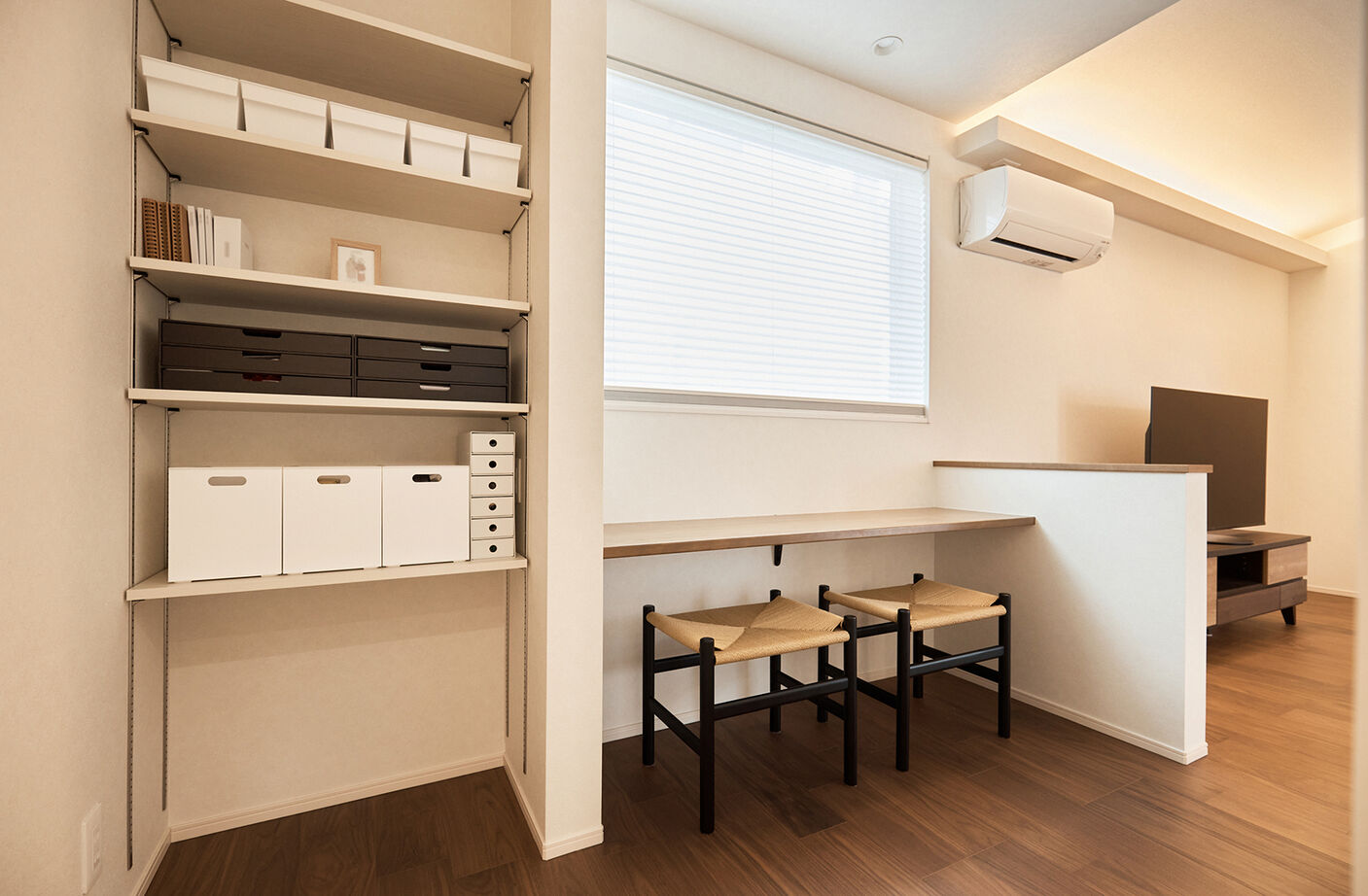 アイ工務店 【平屋／回遊動線／ヌック】家族が自然に集まるリビング。中庭が中心の、コの字型平屋住宅の建築実例画像8