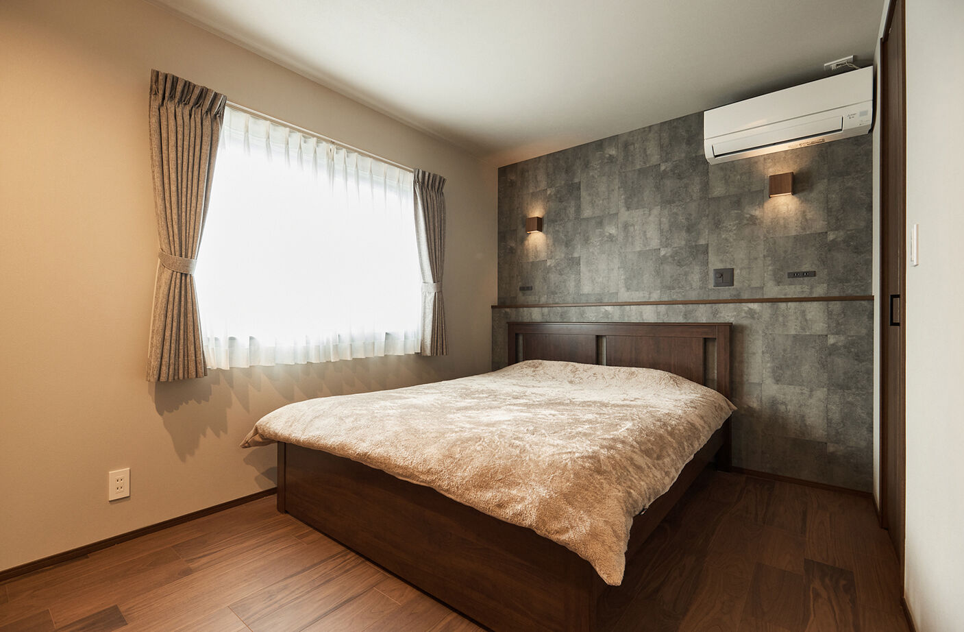 アイ工務店 【平屋／回遊動線／ヌック】家族が自然に集まるリビング。中庭が中心の、コの字型平屋住宅の建築実例画像9