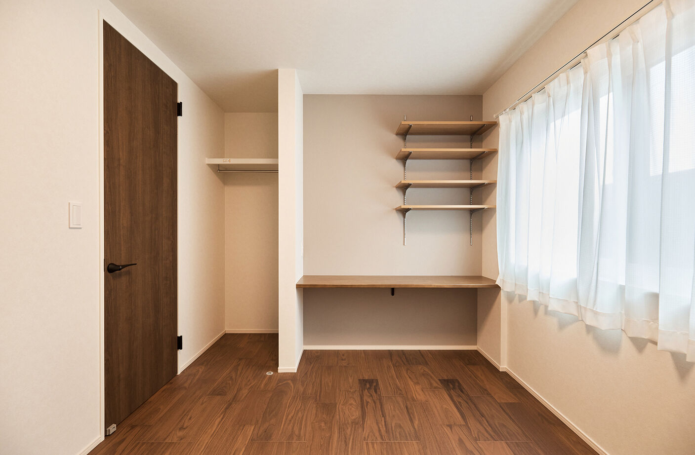 アイ工務店 【平屋／回遊動線／ヌック】家族が自然に集まるリビング。中庭が中心の、コの字型平屋住宅の建築実例画像10