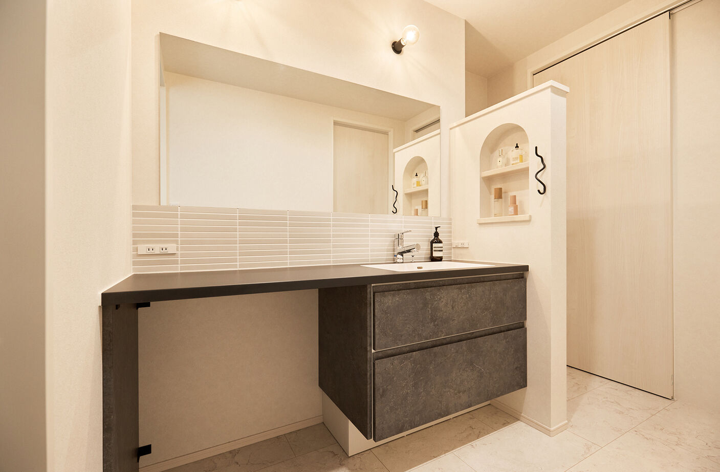 アイ工務店 【平屋／回遊動線／ヌック】家族が自然に集まるリビング。中庭が中心の、コの字型平屋住宅の建築実例画像11