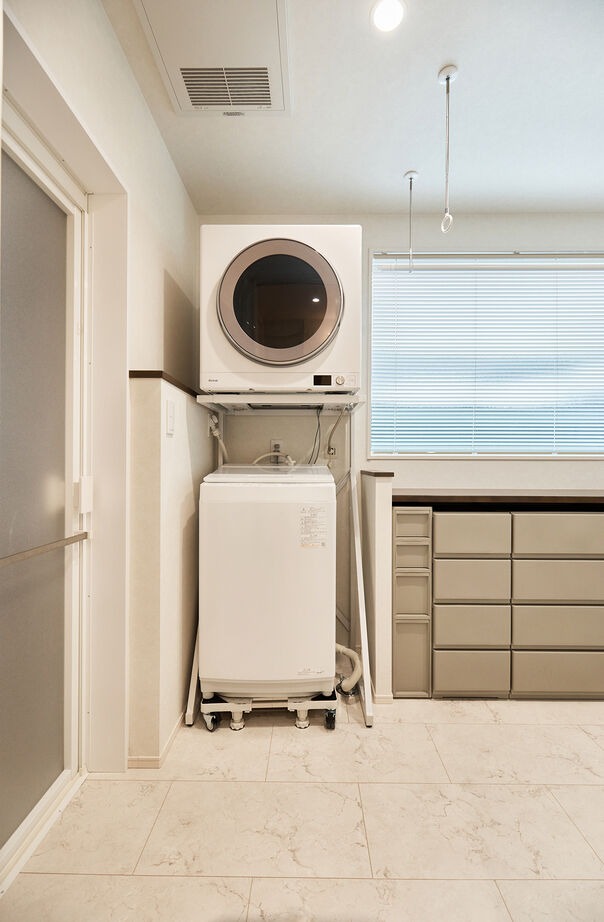 アイ工務店 【平屋／回遊動線／ヌック】家族が自然に集まるリビング。中庭が中心の、コの字型平屋住宅の建築実例画像13