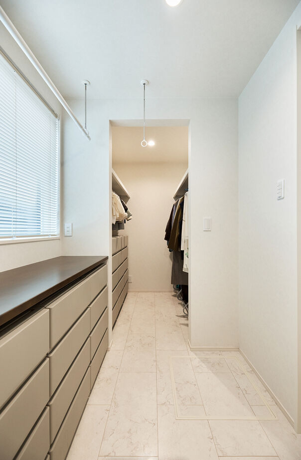 アイ工務店 【平屋／回遊動線／ヌック】家族が自然に集まるリビング。中庭が中心の、コの字型平屋住宅の建築実例画像14