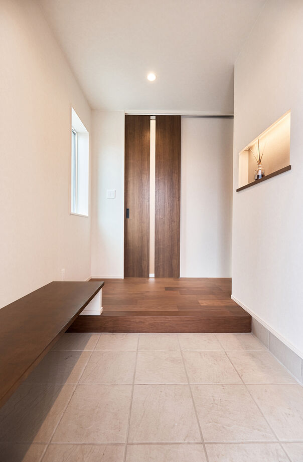 アイ工務店 【平屋／回遊動線／ヌック】家族が自然に集まるリビング。中庭が中心の、コの字型平屋住宅の建築実例画像16