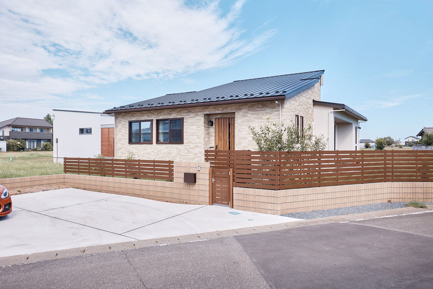 アイ工務店 【茨城県/ペット/2000万円台】縦空間の活用でスキップフロア+ハーフ収納を。愛犬と暮らす平屋風1.5階建ての建築実例画像1