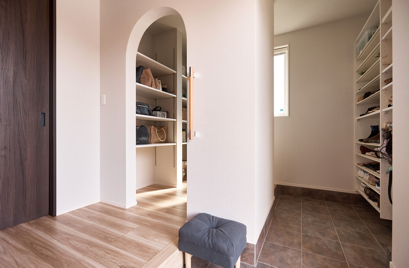 アイ工務店 【茨城県/ペット/2000万円台】縦空間の活用でスキップフロア+ハーフ収納を。愛犬と暮らす平屋風1.5階建ての建築実例画像12