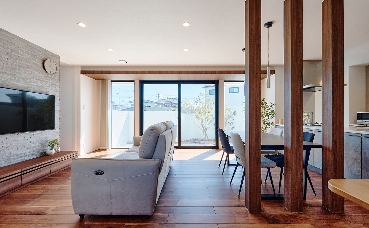 アイ工務店 【山口県/平屋/店舗併設】リラクゼーションサロンが併設されたシンプルモダンな平屋住宅の建築実例画像2