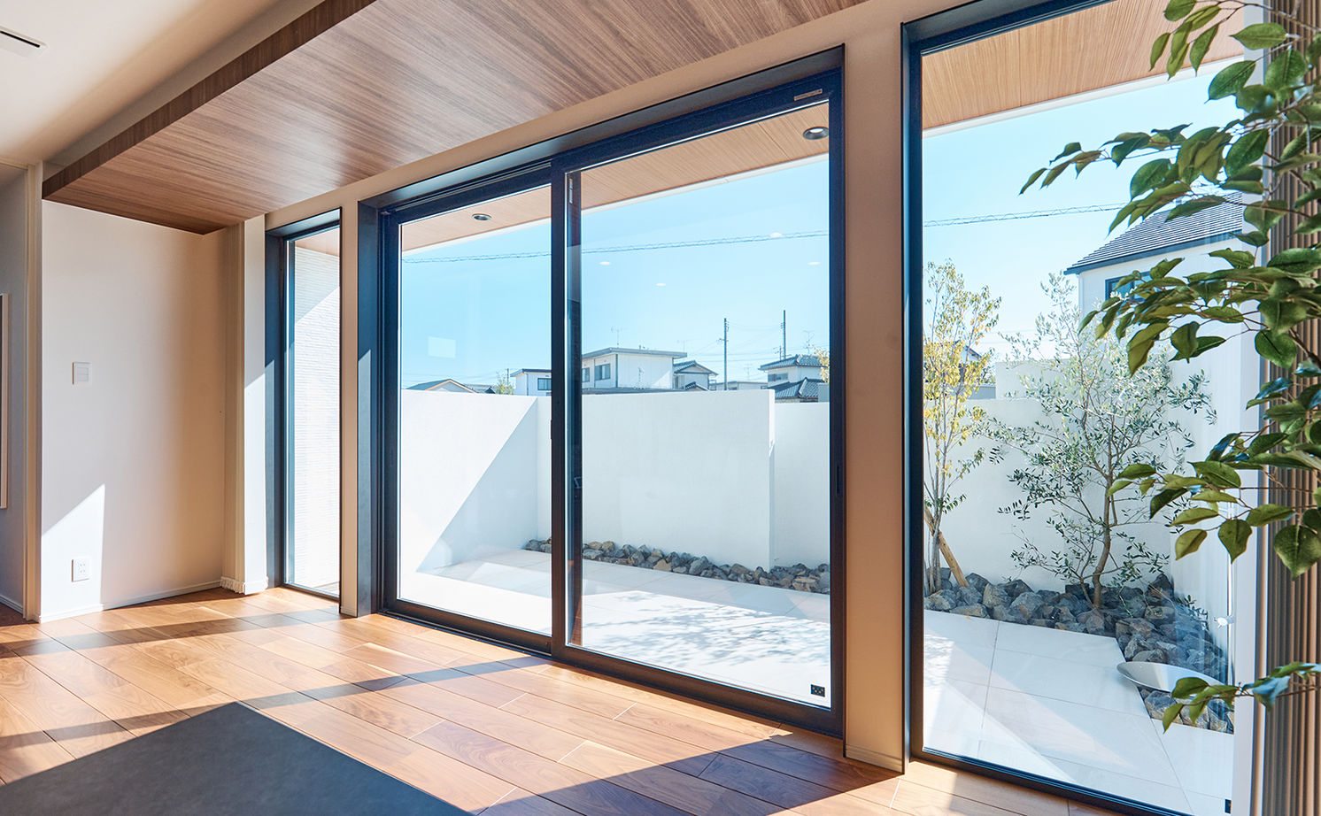 アイ工務店 【山口県/平屋/店舗併設】リラクゼーションサロンが併設されたシンプルモダンな平屋住宅の建築実例画像3