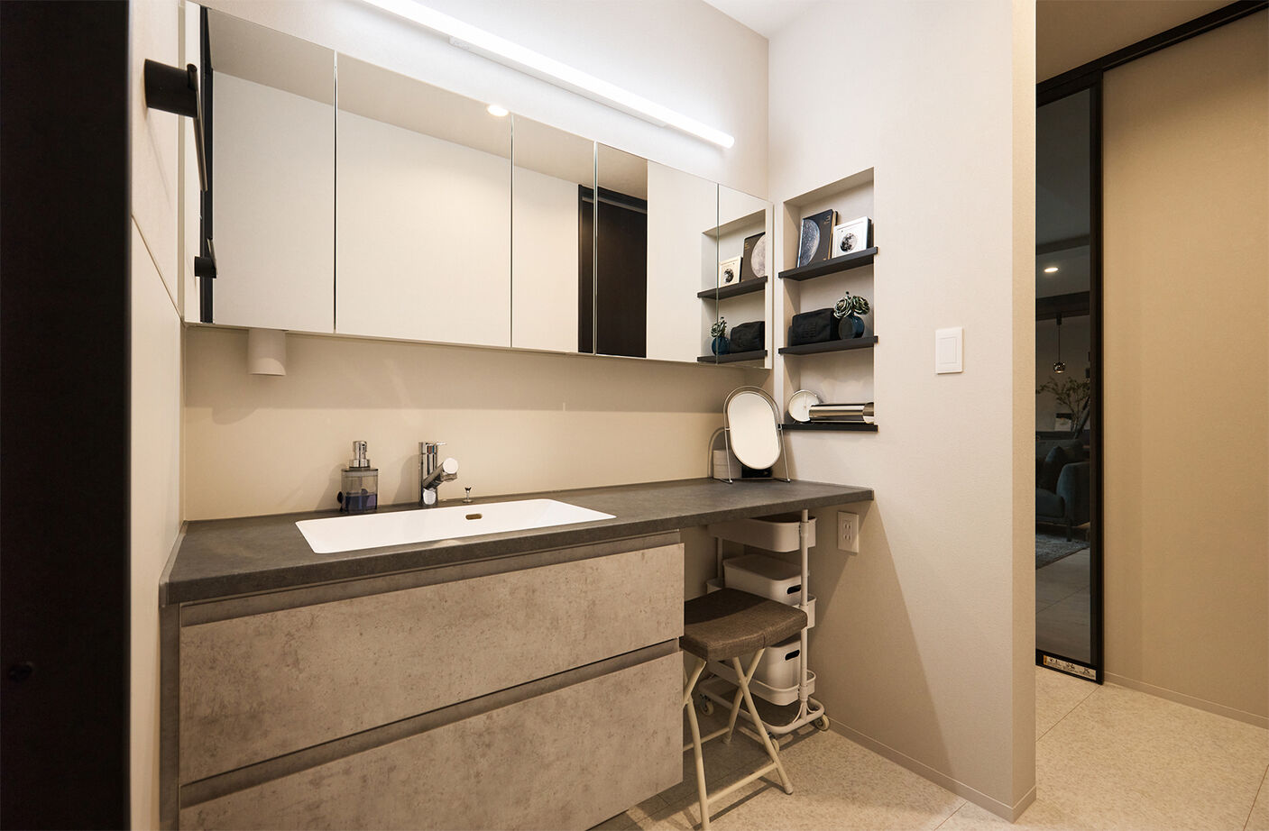 アイ工務店 【延床38.6坪/テラス/動線/間取図】こだわりのキッチンを備え、おうちレストランを楽しむホテルライクな家の建築実例画像9