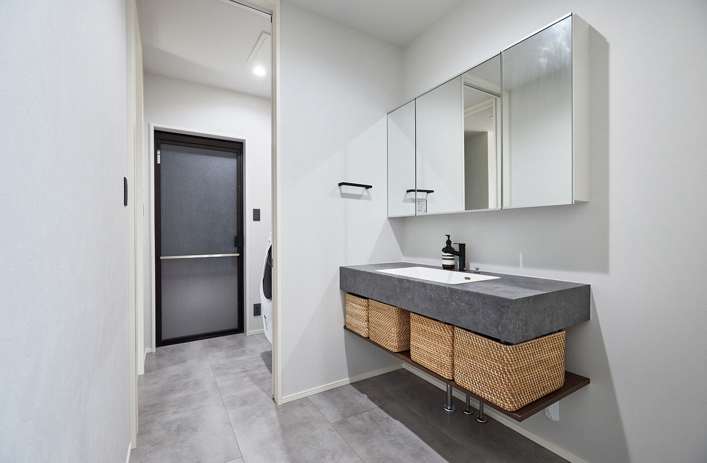 アイ工務店 【延床35.5坪／スキップフロア／畳コーナー／間取図】丘の上のホテルライクな住まいで、愛犬とくつろぐの建築実例画像12