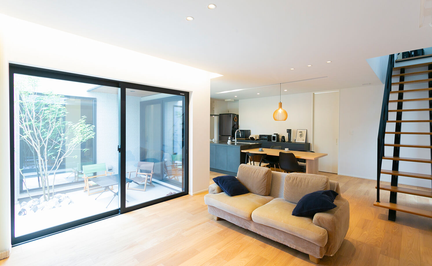 アイ工務店 【延床33.6坪／小屋裏収納・納戸／間取り図】回遊動線で家事の効率化を実現。休日は光あふれる中庭で朝食をの建築実例画像2