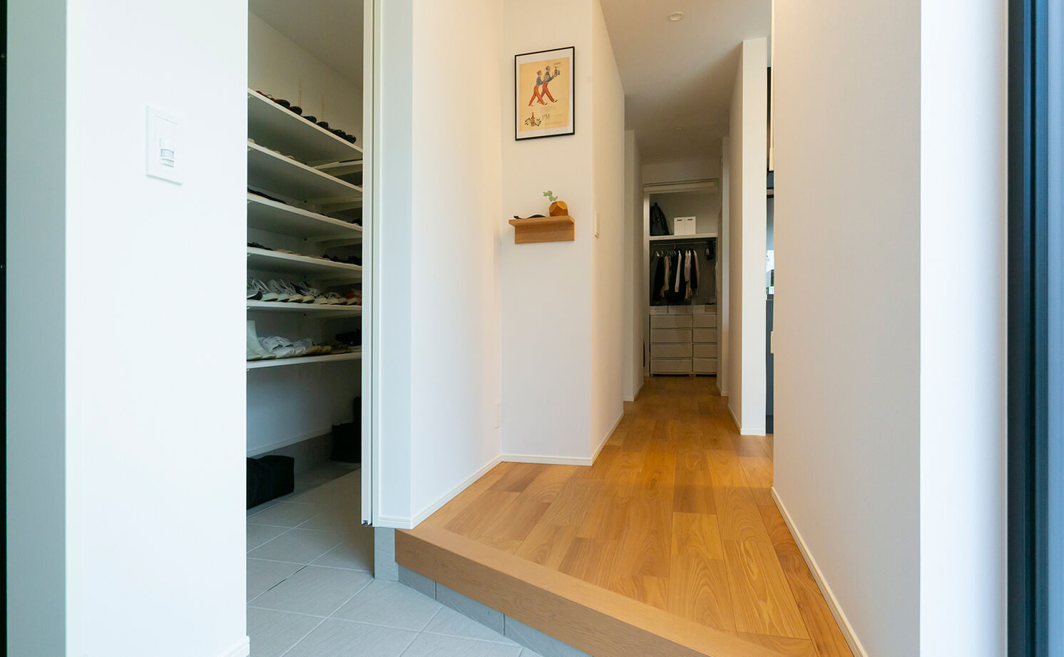 アイ工務店 【延床33.6坪／小屋裏収納・納戸／間取り図】回遊動線で家事の効率化を実現。休日は光あふれる中庭で朝食をの建築実例画像3