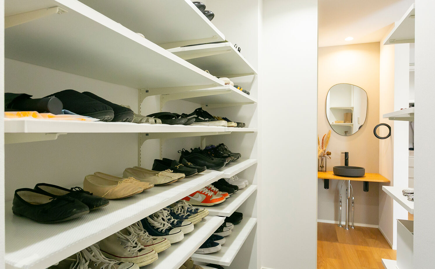 アイ工務店 【延床33.6坪／小屋裏収納・納戸／間取り図】回遊動線で家事の効率化を実現。休日は光あふれる中庭で朝食をの建築実例画像5