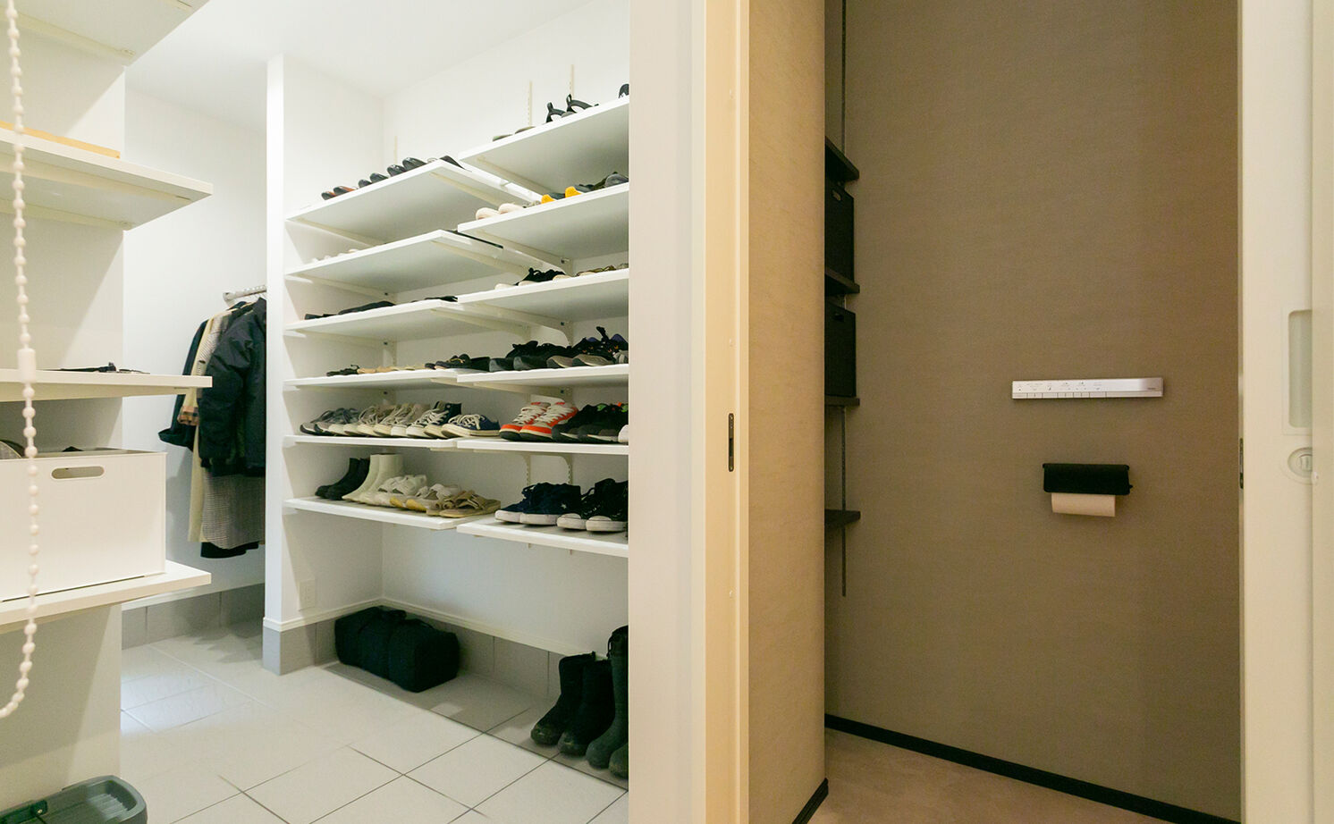 アイ工務店 【延床33.6坪／小屋裏収納・納戸／間取り図】回遊動線で家事の効率化を実現。休日は光あふれる中庭で朝食をの建築実例画像6