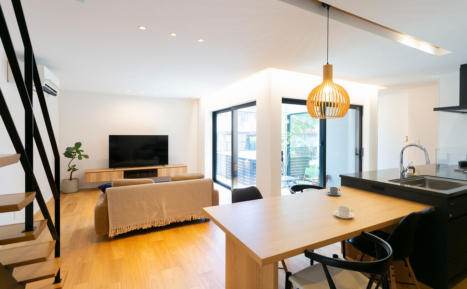 アイ工務店 【延床33.6坪／小屋裏収納・納戸／間取り図】回遊動線で家事の効率化を実現。休日は光あふれる中庭で朝食をの建築実例画像7