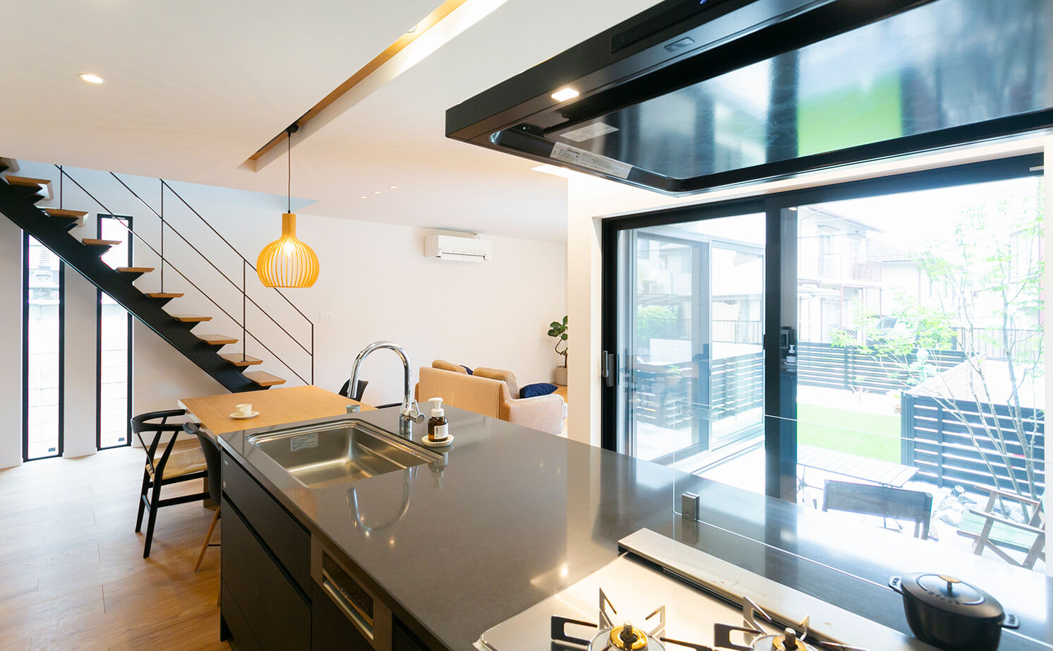 アイ工務店 【延床33.6坪／小屋裏収納・納戸／間取り図】回遊動線で家事の効率化を実現。休日は光あふれる中庭で朝食をの建築実例画像9