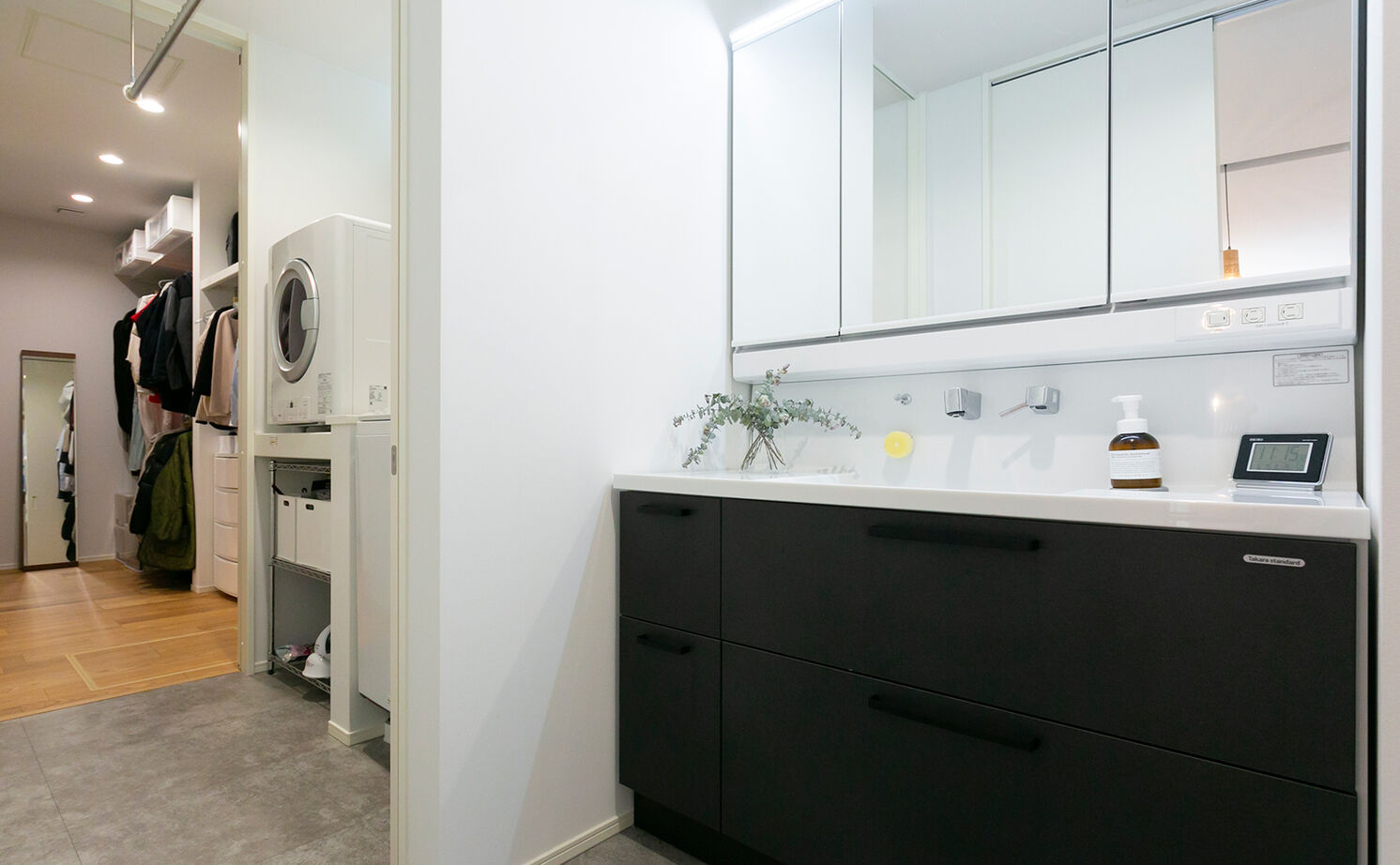 アイ工務店 【延床33.6坪／小屋裏収納・納戸／間取り図】回遊動線で家事の効率化を実現。休日は光あふれる中庭で朝食をの建築実例画像12