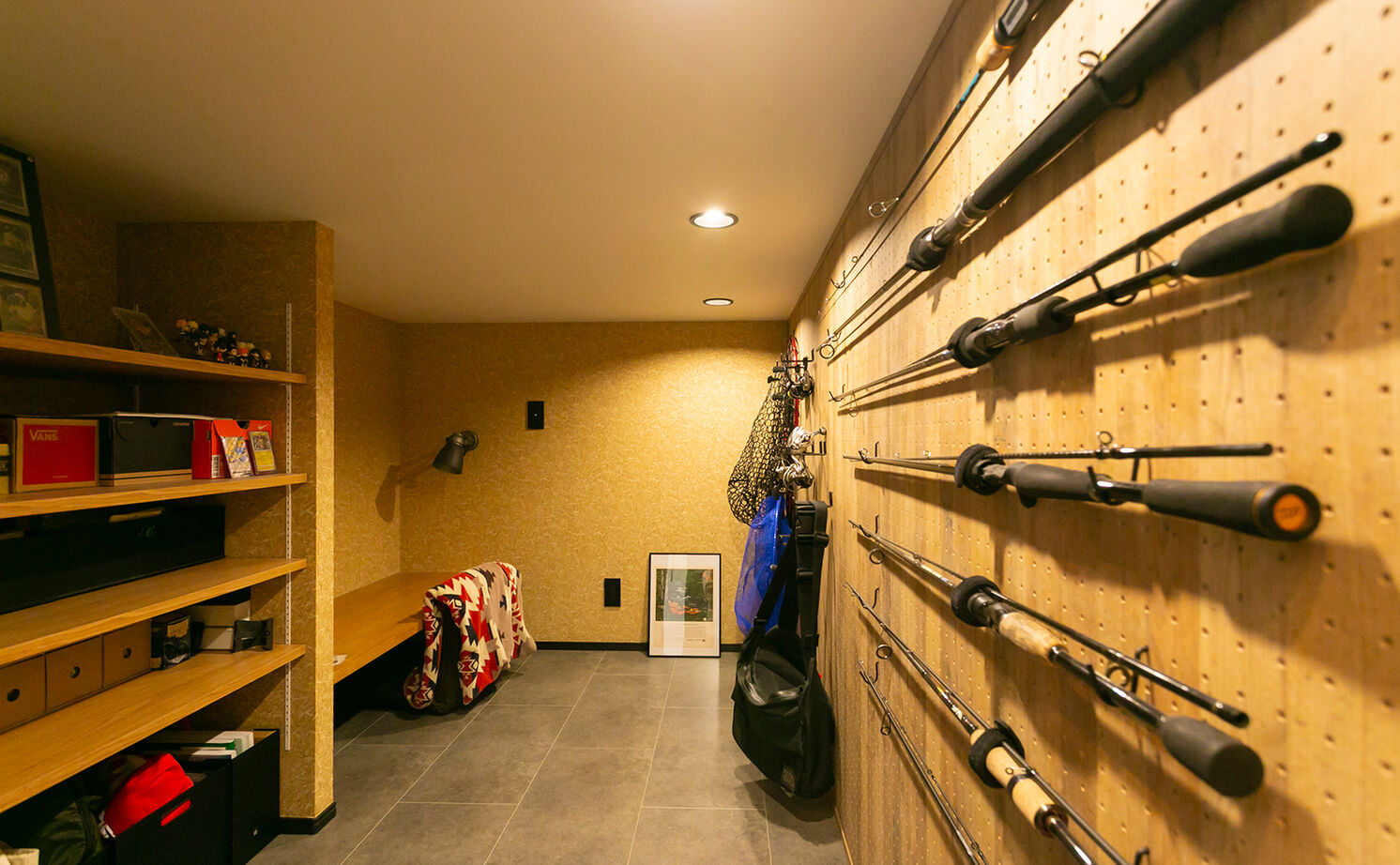 アイ工務店 【延床33.6坪／小屋裏収納・納戸／間取り図】回遊動線で家事の効率化を実現。休日は光あふれる中庭で朝食をの建築実例画像16