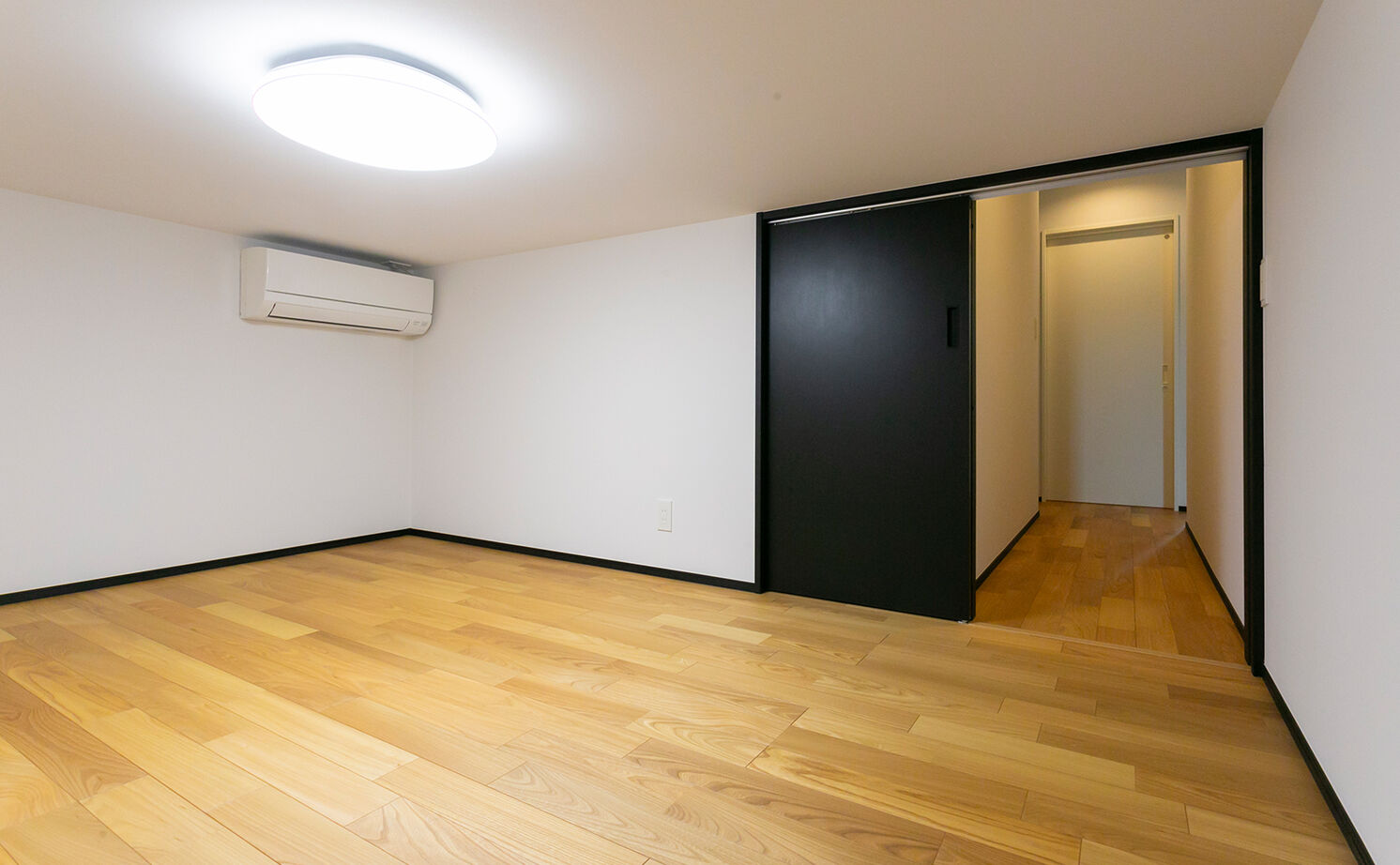 アイ工務店 【延床33.6坪／小屋裏収納・納戸／間取り図】回遊動線で家事の効率化を実現。休日は光あふれる中庭で朝食をの建築実例画像18