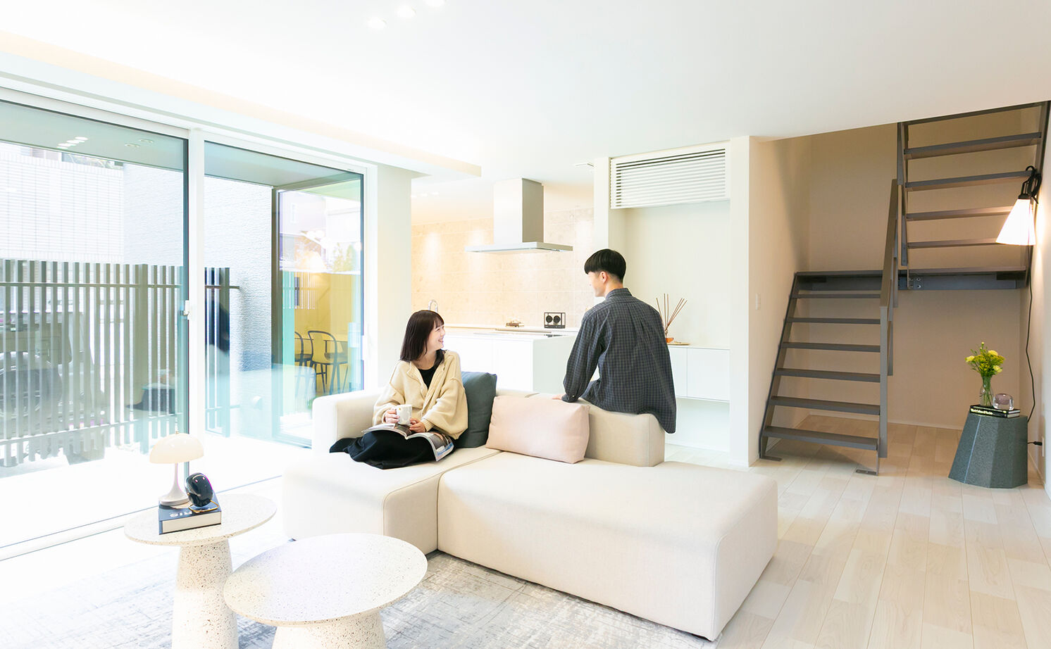 アイ工務店 【延床35.9坪／吹き抜け玄関／納戸／間取り図】オブジェのような照明が映える、白が基調のフェミニンな空間の建築実例画像1