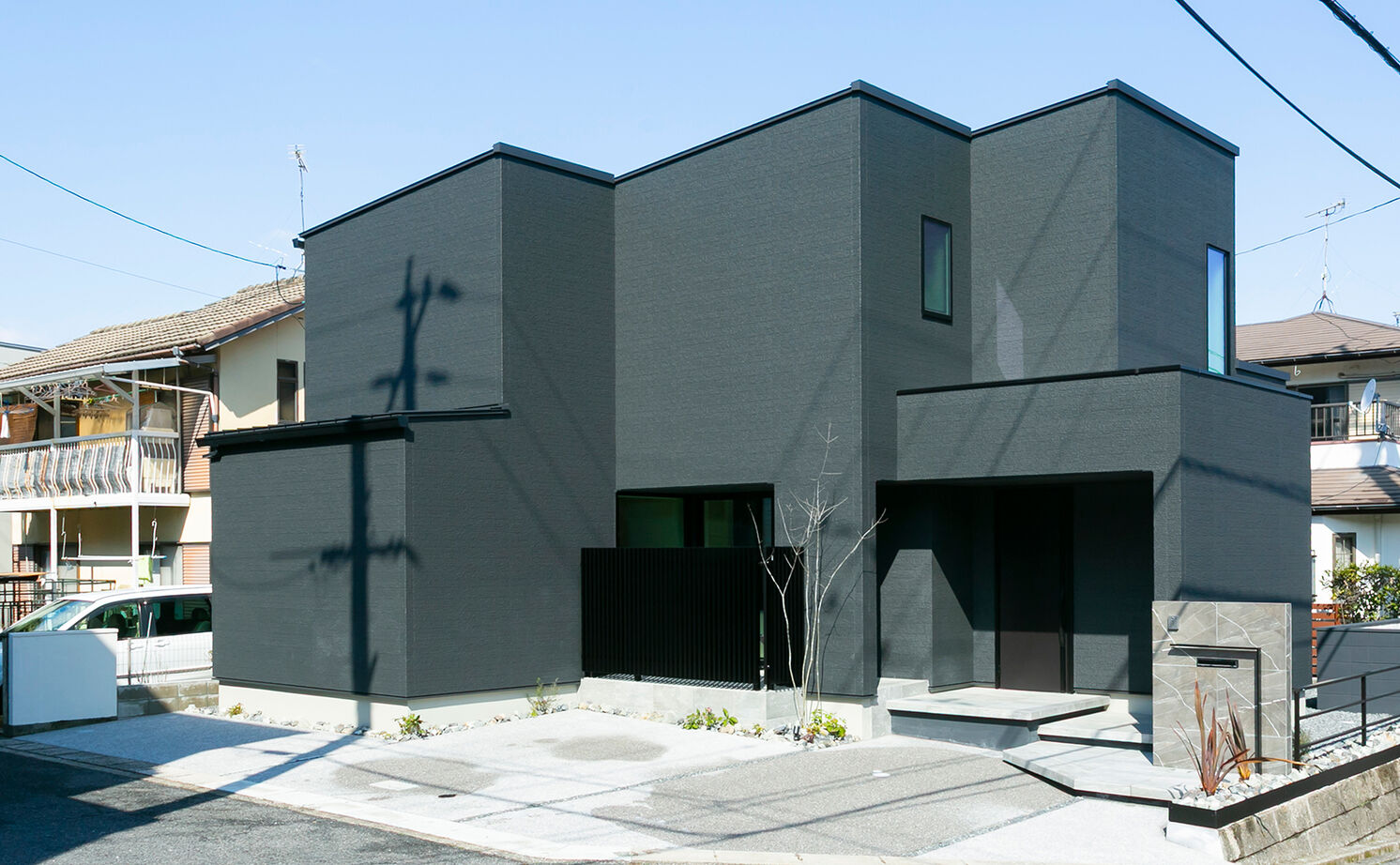 アイ工務店 【延床35.9坪／吹き抜け玄関／納戸／間取り図】オブジェのような照明が映える、白が基調のフェミニンな空間の建築実例画像2