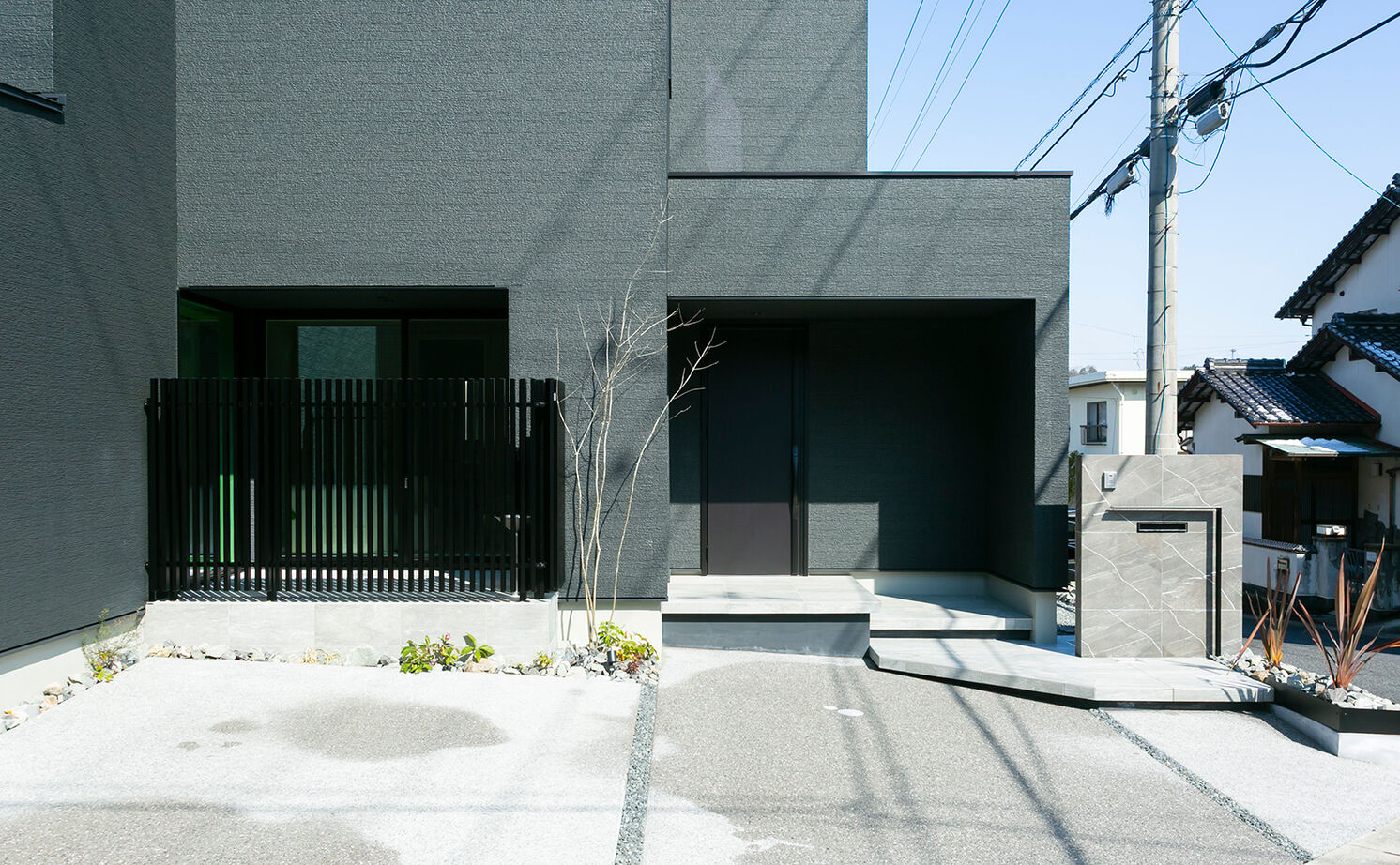 アイ工務店 【延床35.9坪／吹き抜け玄関／納戸／間取り図】オブジェのような照明が映える、白が基調のフェミニンな空間の建築実例画像3