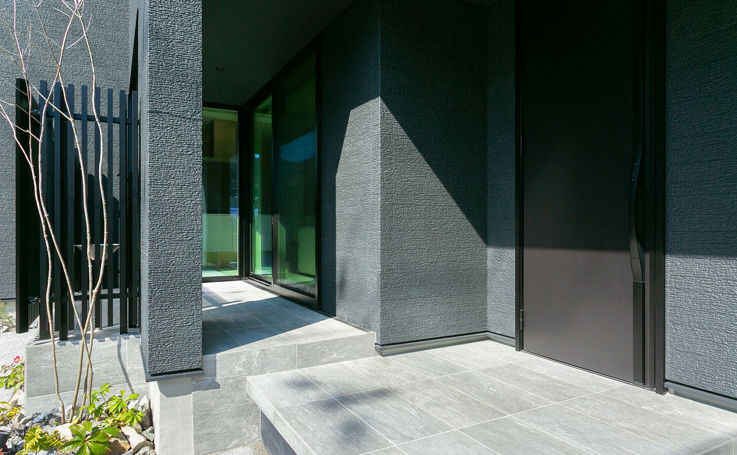 アイ工務店 【延床35.9坪／吹き抜け玄関／納戸／間取り図】オブジェのような照明が映える、白が基調のフェミニンな空間の建築実例画像4