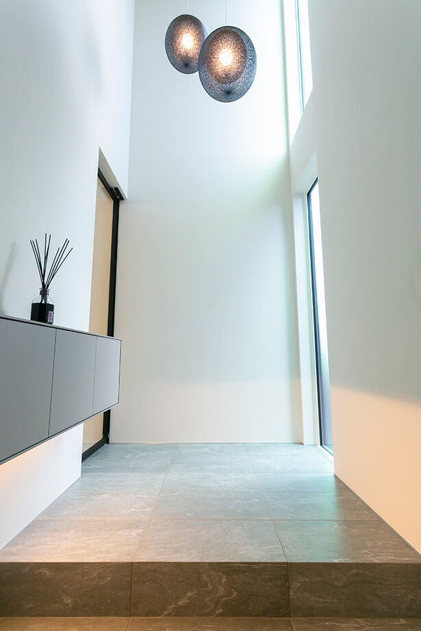 アイ工務店 【延床35.9坪／吹き抜け玄関／納戸／間取り図】オブジェのような照明が映える、白が基調のフェミニンな空間の建築実例画像5