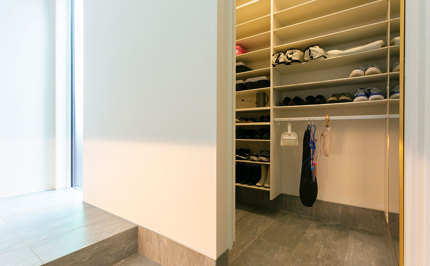 アイ工務店 【延床35.9坪／吹き抜け玄関／納戸／間取り図】オブジェのような照明が映える、白が基調のフェミニンな空間の建築実例画像6